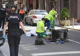 Sanitarios atienden a la víctima tras el atropello, con la silla de ruedas en primer término.