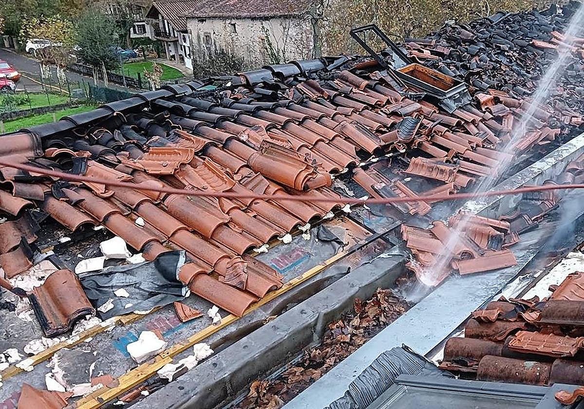 Sofocan un fuego en una vivienda de dos alturas en Lesaka