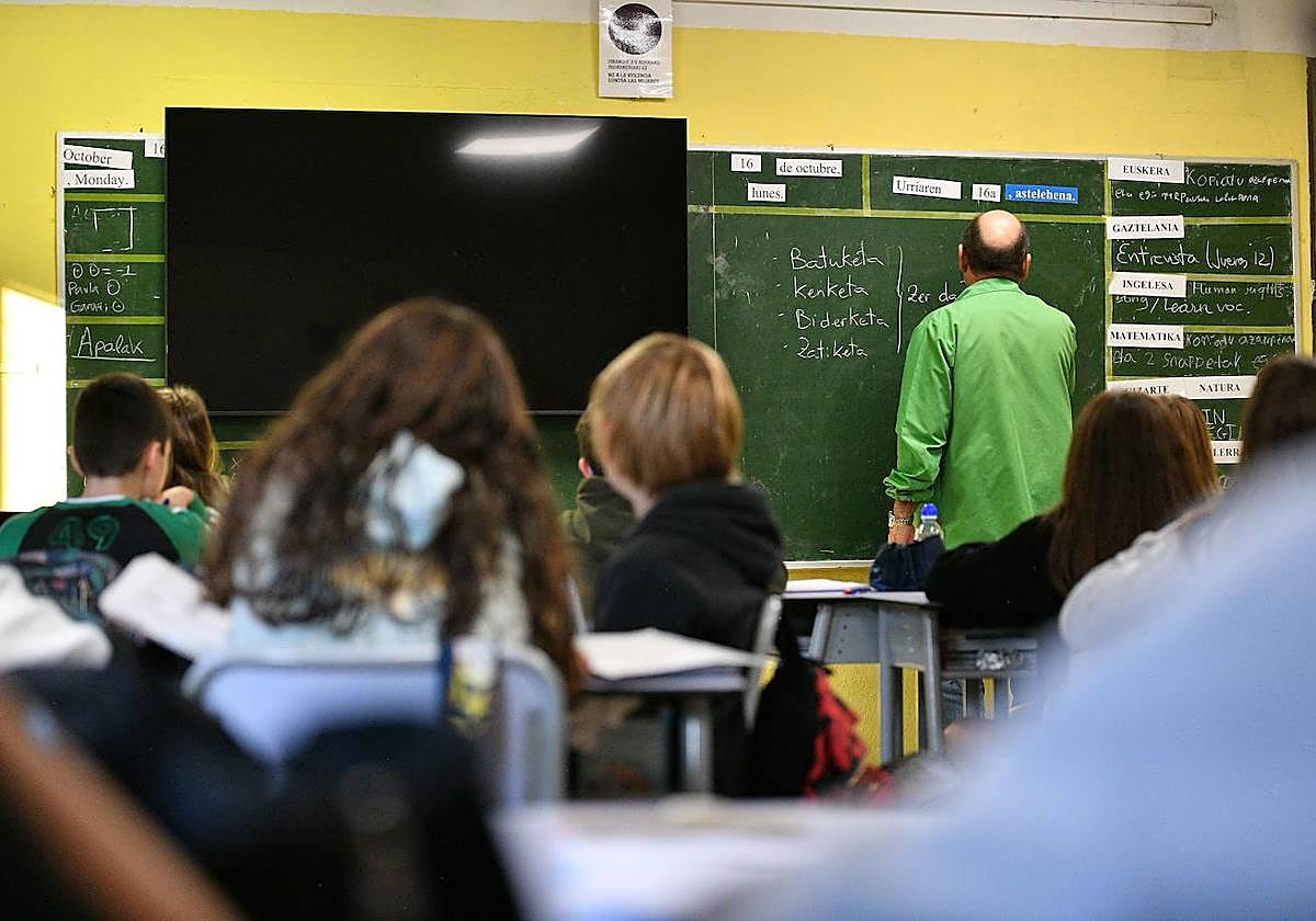 Profesor en una clase en Eibar.