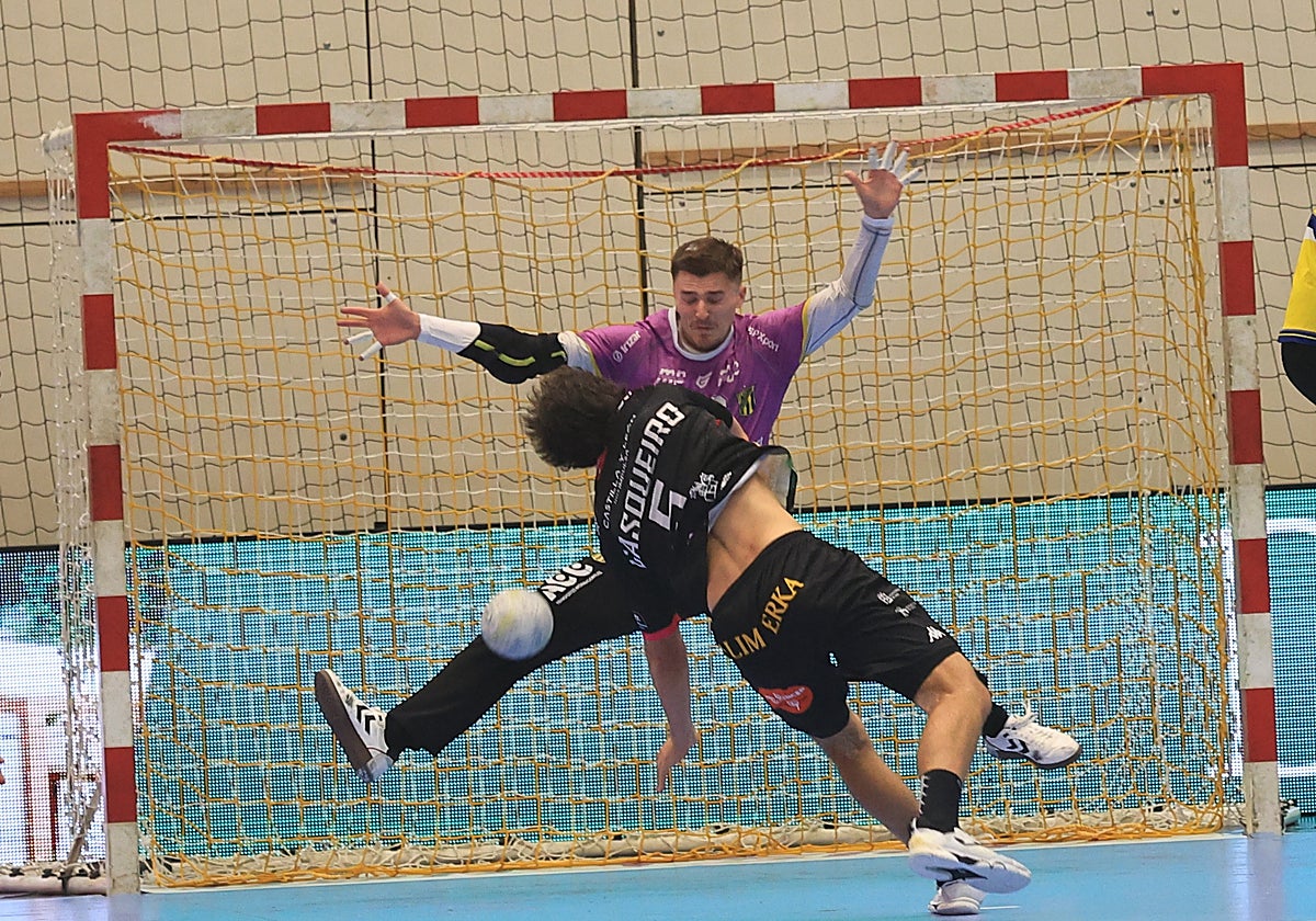 El portero polaco ha ampliado su contrato con el Bidasoa hasta junio de 2025.