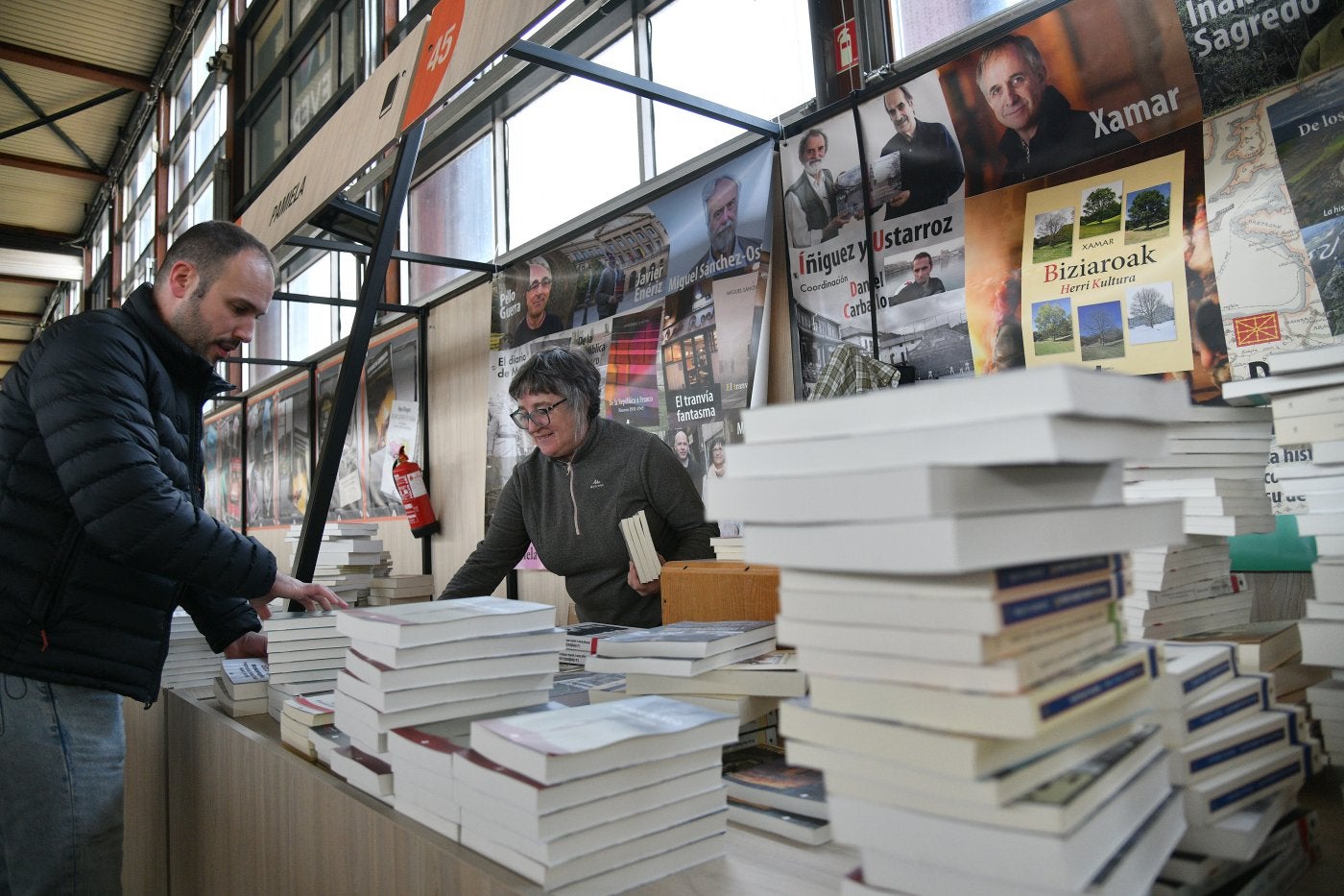 Erakusmahaietan azken xehetasunak atontzeko eguna izan zen atzokoa.