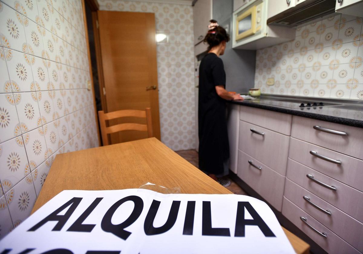 Una mujer en la cocina de un piso en alquiler en Gipuzkoa, donde la oferta se ha reducido sustancialmente.