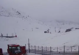 Zona de la Pista Grande de Candanchú, con nieve pero insuficiente para abrir la estación.