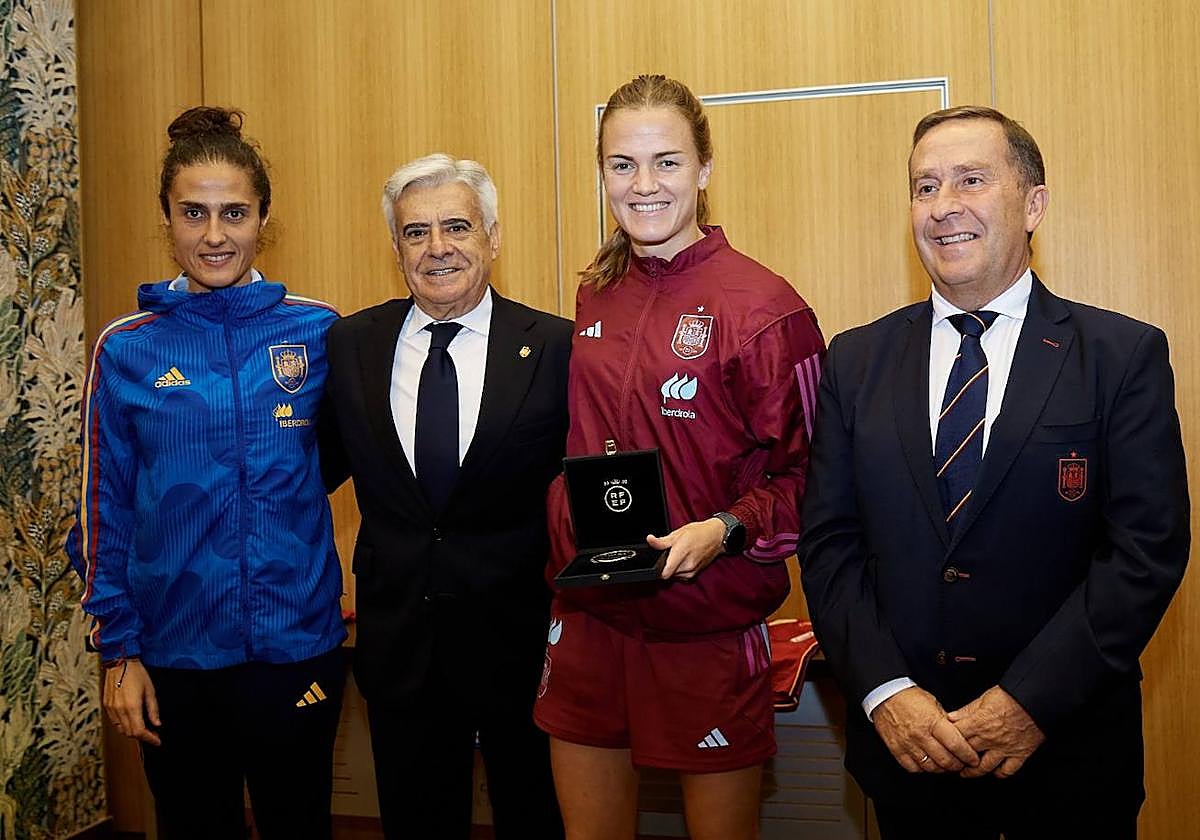 Irene Paredes recibe la recibe la Medalla de Oro de la RFEF, al lograr alcanzar la cifra de 100 partidos internacionales.
