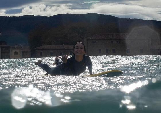 Aitana hace sonriente el gesto surfer con la imagen de Zarautz detrás.