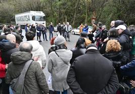 Familiares y amigos recuerdan a Ander, fallecido en el accidente de Lezo, este martes en el lugar del accidente.