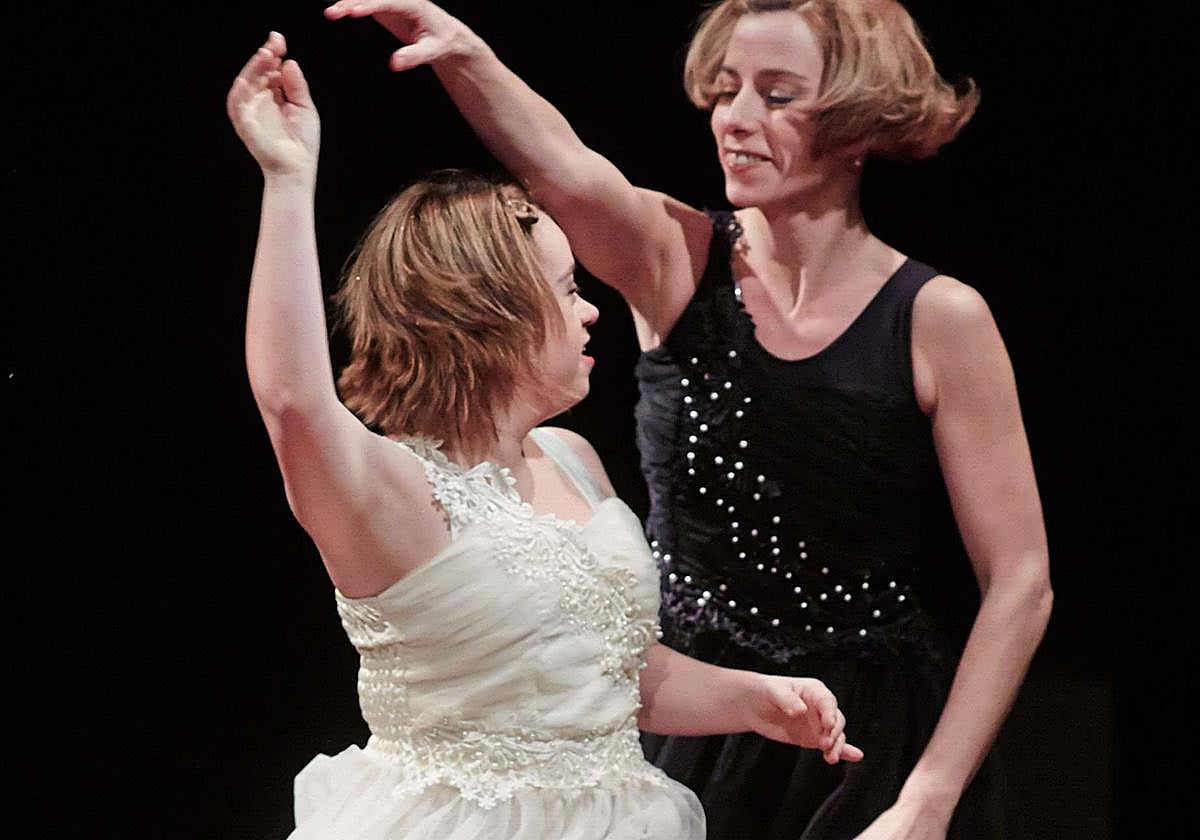 Isabel Verdini, en un actuación con una de sus alumnas