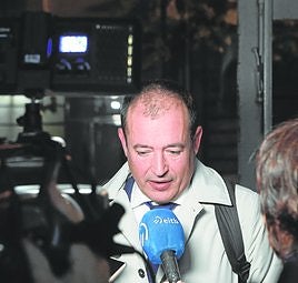 Eduardo Ruiz de Erenchun, anoche tras la deliberación.