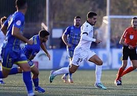 André Silva avanza con el balón controlado durante el partido ante el Andratx.