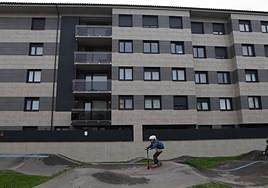 El pequeño se ha precipitado desde el tercer piso a la terraza del bajo. Enfrente hay una pista de skate.