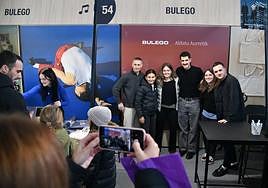 Los componentes de Bulego atienden a sus seguidores.