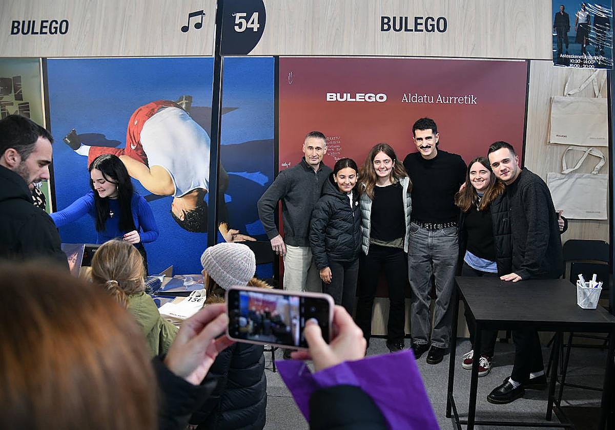 Los componentes de Bulego atienden a sus seguidores.