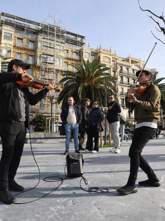 Una Donostia soleada recibe a los turistas