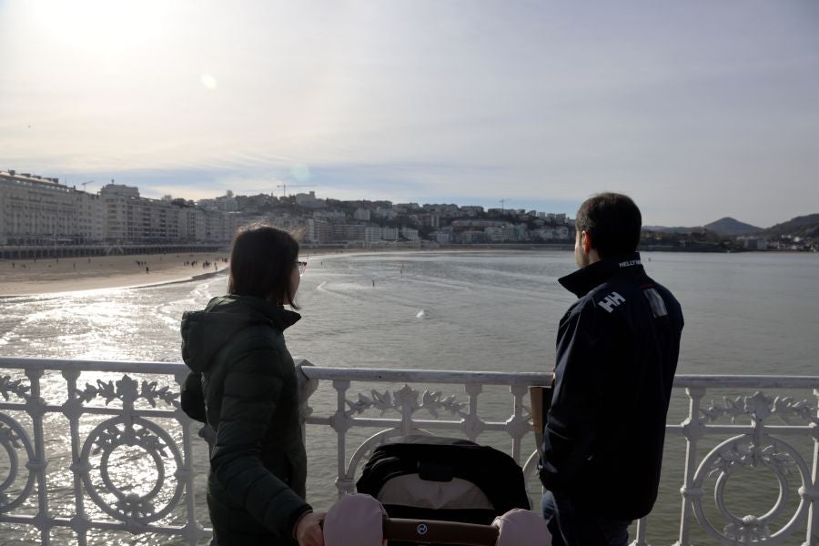 Una Donostia soleada recibe a los turistas
