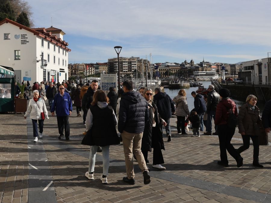 Una Donostia soleada recibe a los turistas