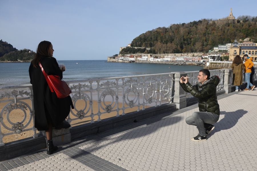 Una Donostia soleada recibe a los turistas