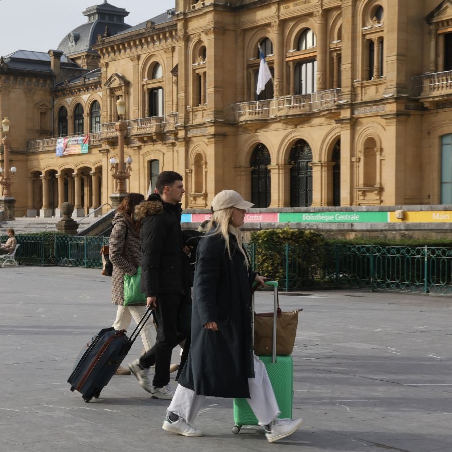 Una Donostia soleada recibe a los turistas