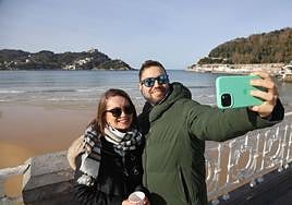 Una pareja se saca un selfie en la barandilla de La Concha.