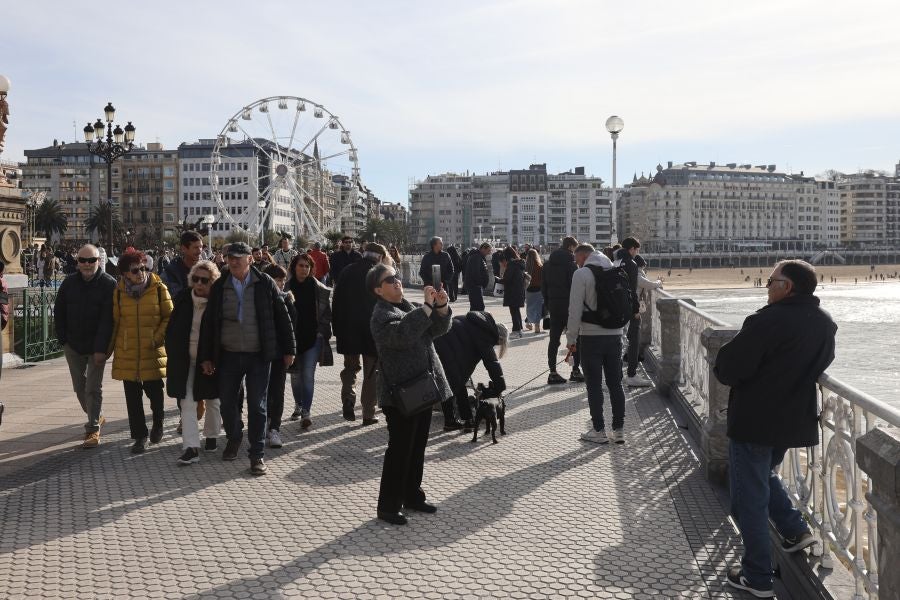 Una Donostia soleada recibe a los turistas