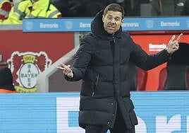 Xabi Alonso da instrucciones en un encuentro del Bayer Leverkusen.