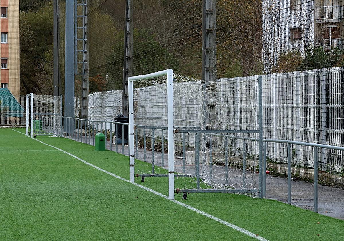 Una valla metálica rodea todo el terreno de juego del campo.