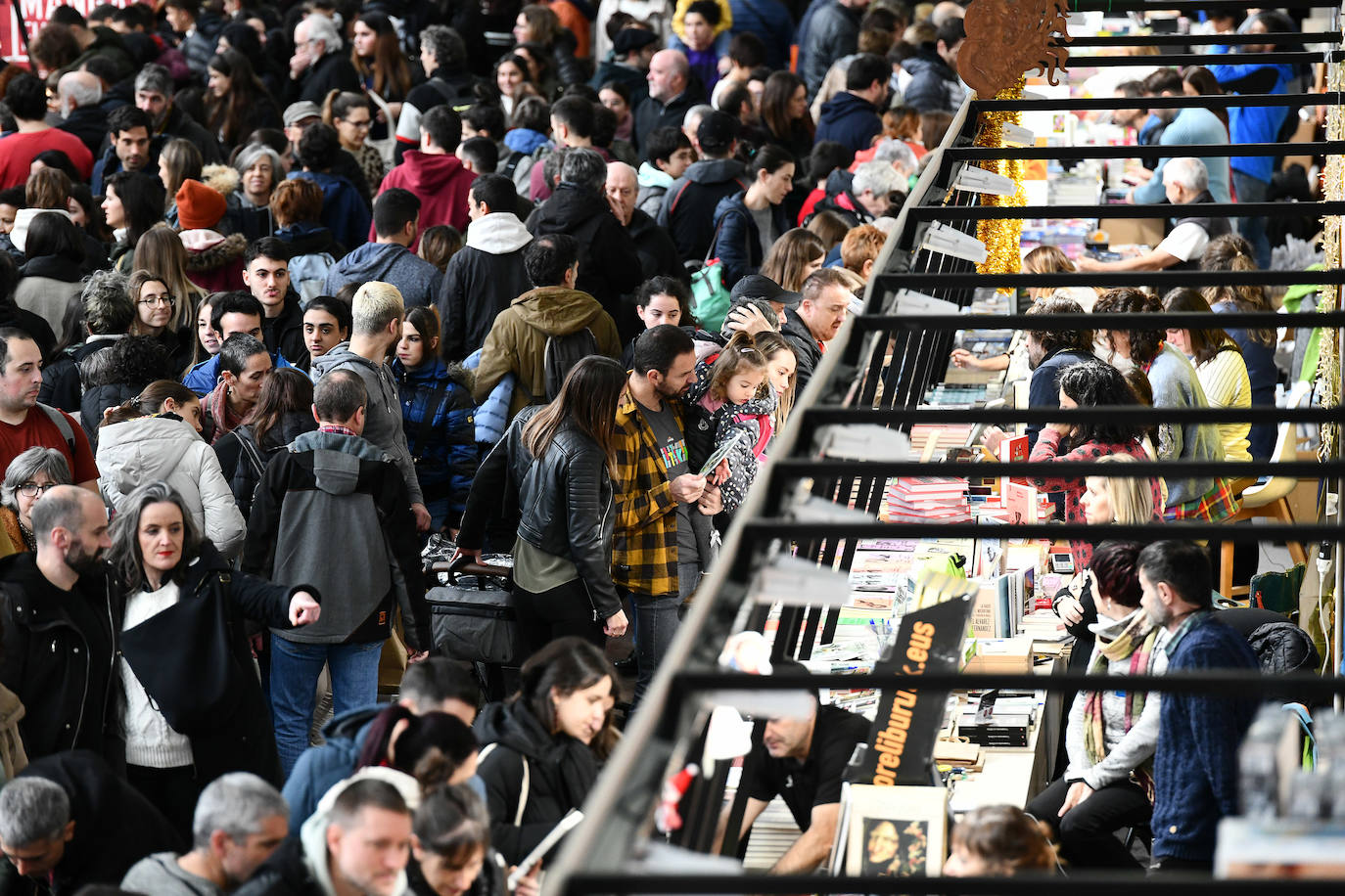 Durangoko Azokaren bigarren eguna: ikasle goiza, cosplay, gamers...