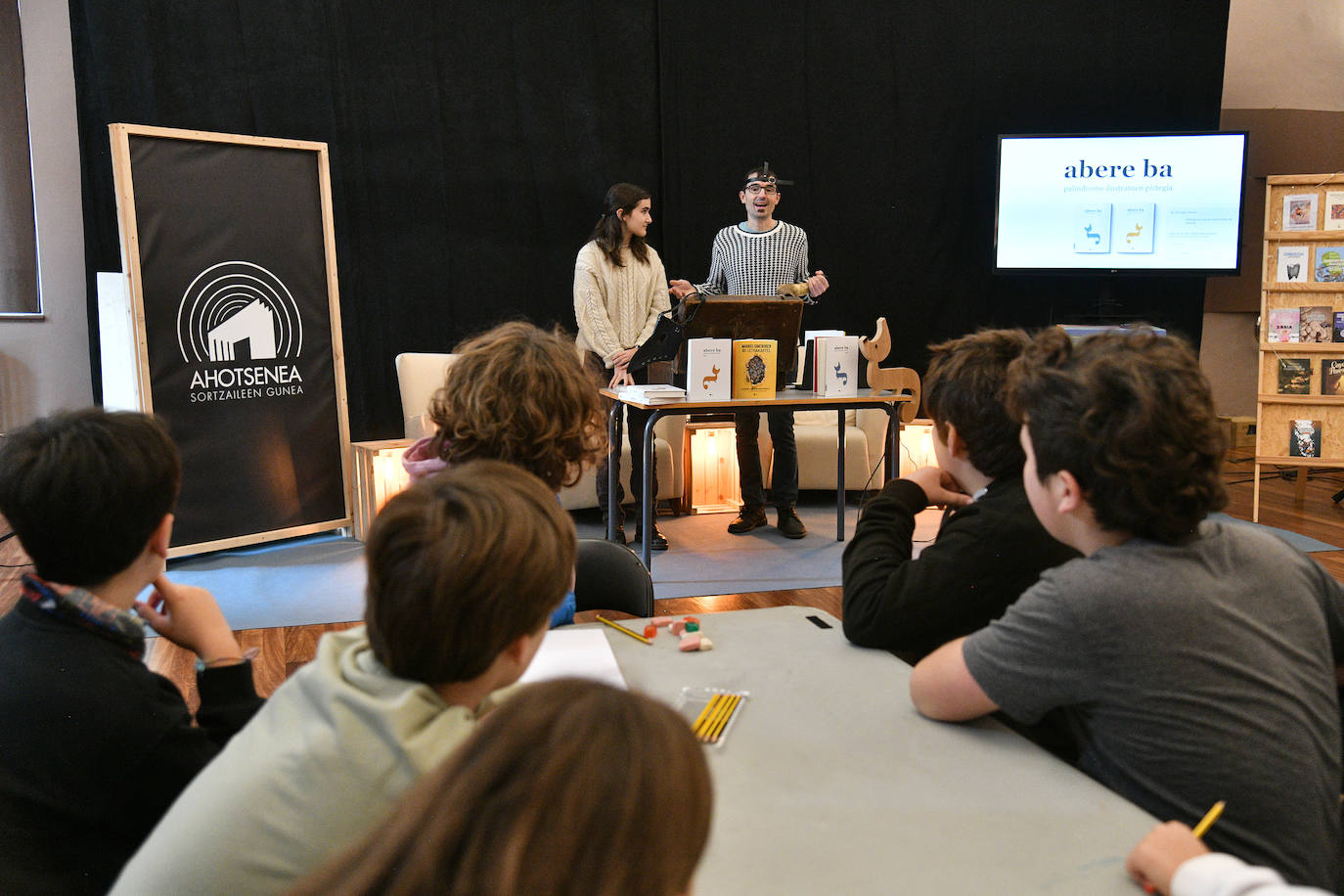 Durangoko Azokaren bigarren eguna: ikasle goiza, cosplay, gamers...