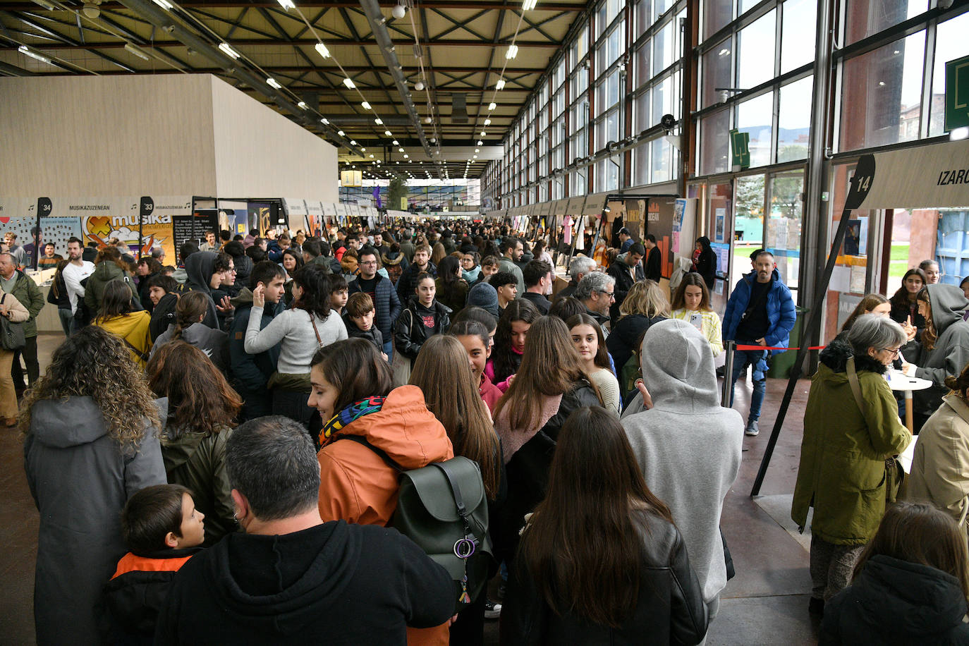 Durangoko Azokaren bigarren eguna: ikasle goiza, cosplay, gamers...