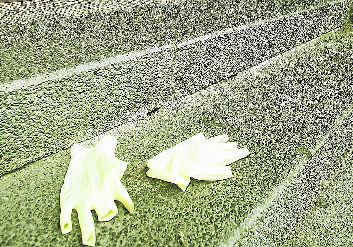Los guantes de los sanitarios donde ocurrieron los hechos.