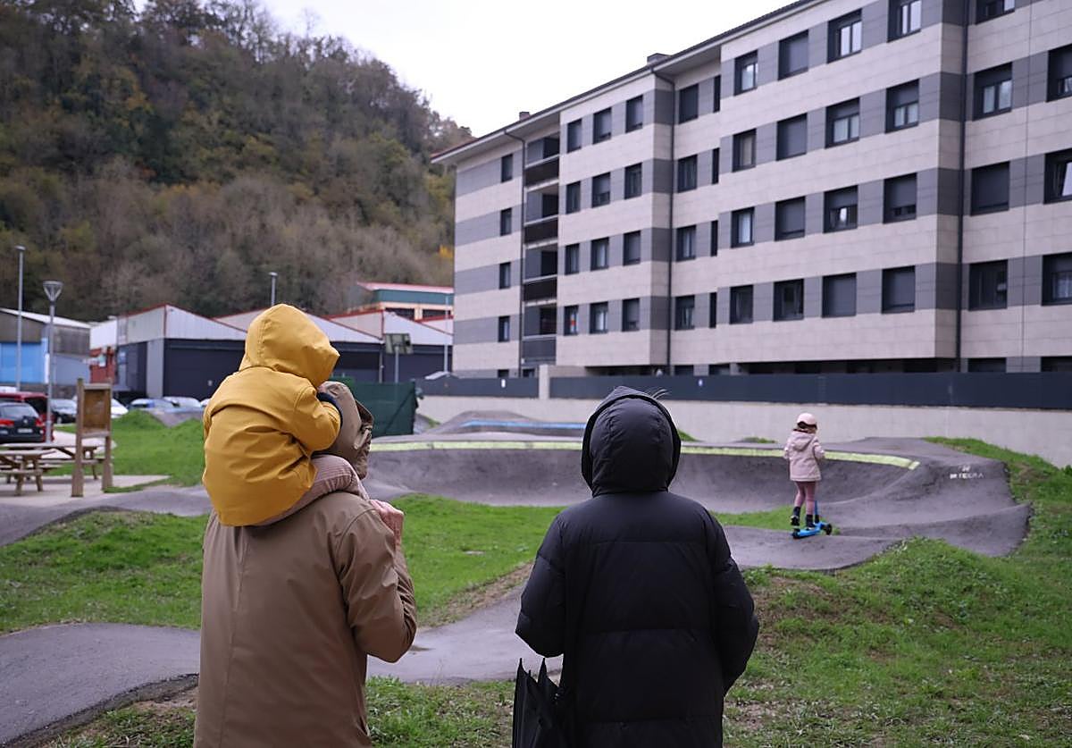 Un matrimonio y sus nietos, en el 'pump track' que hay frente al bloque de viviendas donde cayó el niño.