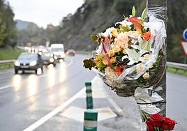 Flores en recuerdo de las víctimas en el lugar del accidente, en la curva que discurre junto a la papelera de Errenteria.