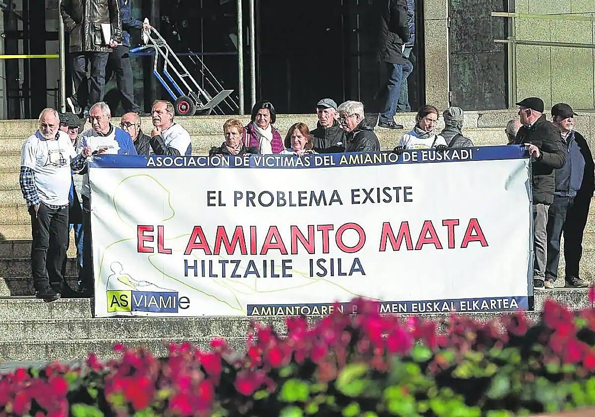 Concentración de las víctimas del amianto frente a los juzgados de Donostia.