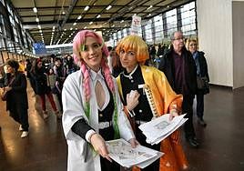 Bi emakume, cosplayer edo manga pertsonaia ezagunez mozorrotuta.