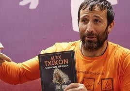 Alex Txikon, con su último libro, 'Manaslu invernal'.