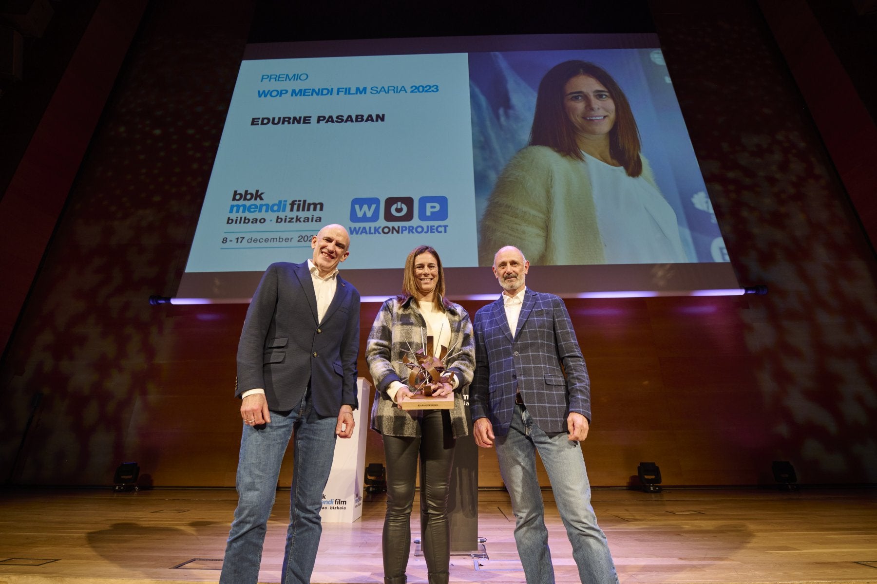 Edurne Pasaban recogió anoche el WOP Mendi Film de manos de Mikel Renteria y Jabi Baraiazarra en la inauguración del 16 BBK Mendi Film Bilbao-Bizkaia.