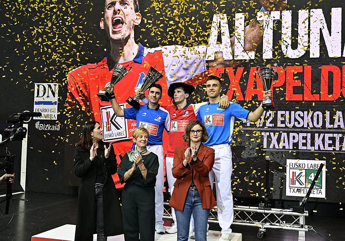 Argazkitik kenduko zirela uste genuean baina... Bai zera!