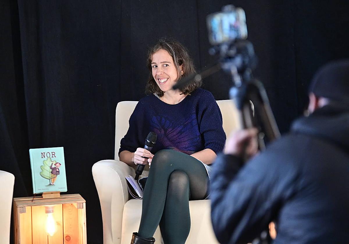 Irati Goikoetxea 'Nor' eleberriaren aurkezpen bitartean Ahotsenean.