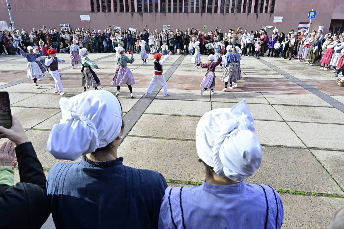 Azoka, jendez gainezka