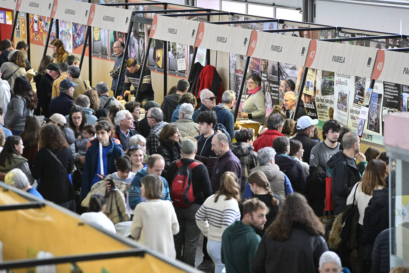 Azoka, jendez gainezka