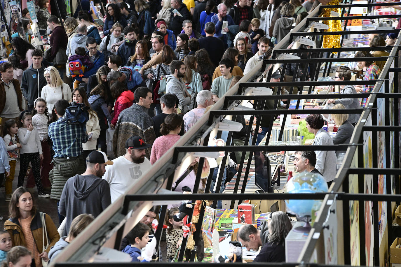 Azoka, jendez gainezka