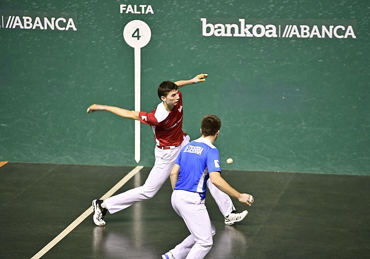 Unax Landa suelta uno de sus numerosos derechazos de ayer en el Astelena, con el también oiartzuarra Oihan Etxeberria al costado.