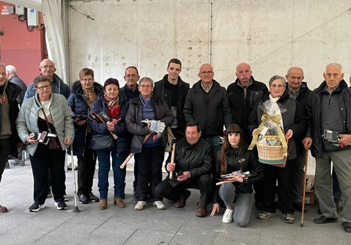 Foto de los baserritarras premiados en la feria de diciembre celebrada el martes, junto al alcalde, Jon Luqui.