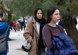 La joven paseó hasta la Parte Vieja, donde tomó el aperitivo con unos amigos.