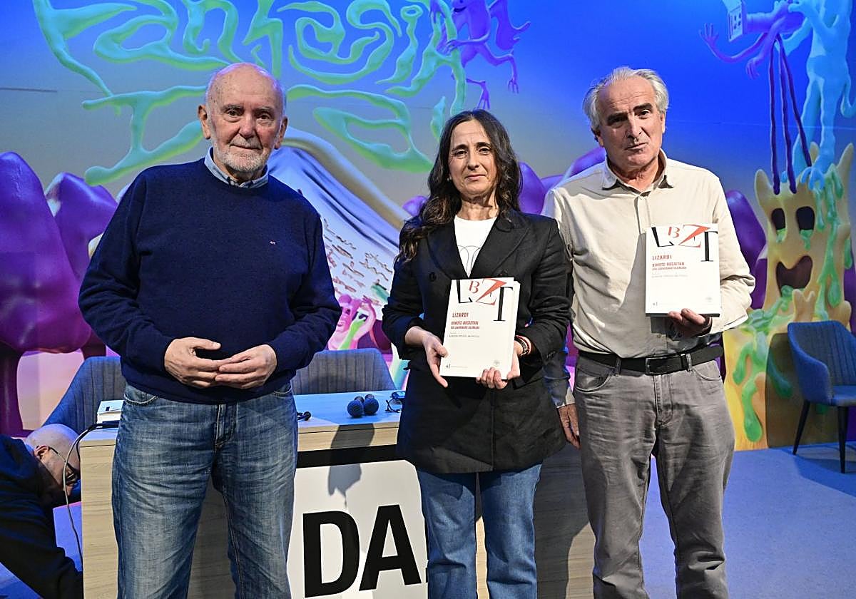 Karlos Otegi. liburuaren paratzailea, Bakartxo Urruzola hizkuntzalaria eta Adolfo Arejita, Euskaltzaindiaren idazkaria, atzo Durangoko Azokan, liburuaren aurkezpen ekitaldian.