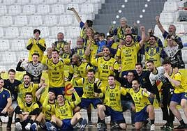 El equipo irundarra celebró la victoria y el récord de una primera vuelta junto con los aficionados que fueron a Puerto Sagunto.