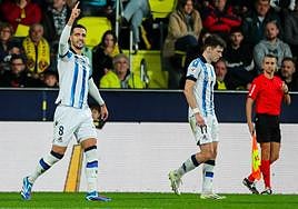 Los jugadores de la Real SOciedad celebran el gol de Zubimendi.