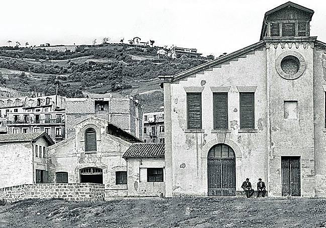 El matadero con la barriada de Sagüés al fondo.