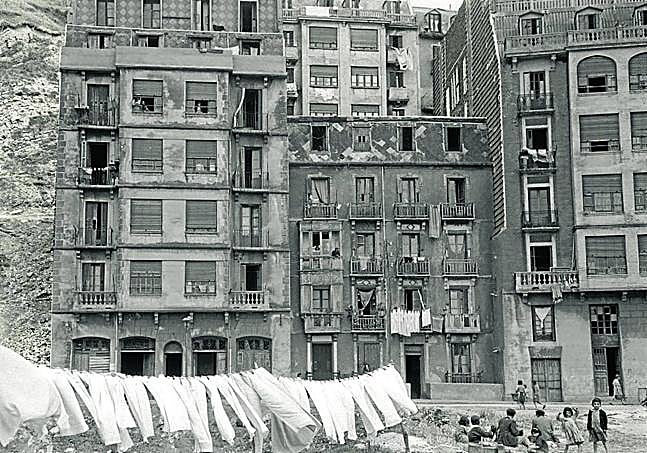 Fotografía de Sagüés publicada en El Diario Vasco en 1943. Se corresponde con la calle José María Barandiaran 22, 24 y 26.