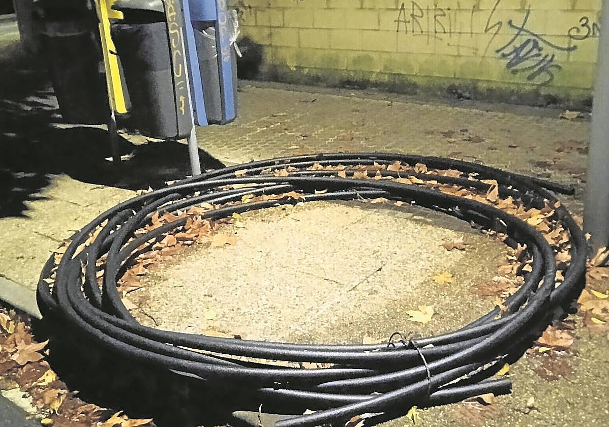 Nos llega la queja de un vecino de Martutene que con razón lamenta que nadie se haga cargo de este resto industrial abandonado: «Este tubo lleva cerca de dos meses junto a una papelera de Martutene, y parece que no es cosa de nadie retirarla», denuncia. Más que al servicio de limpieza de la ciudad, habría que apelar a la responsabilidad de quien la abandonó.