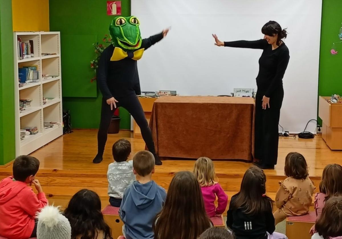 Curiosos personajes infantiles recalan este mes en la biblioteca de Urretxu.